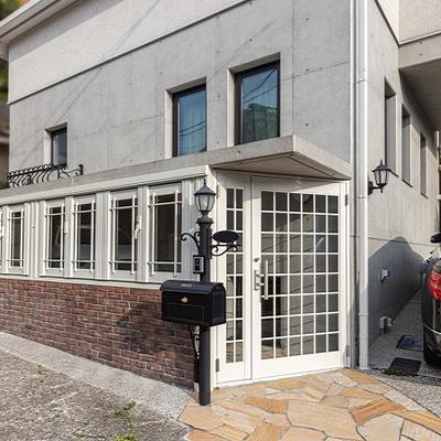 【リフォーム事例:11600】半地下のお住まいにおしゃれな玄関囲い設置工事/横浜市 【リフォーム事例:11600】半地下のお住まいにおしゃれな玄関囲い設置工事/横浜市