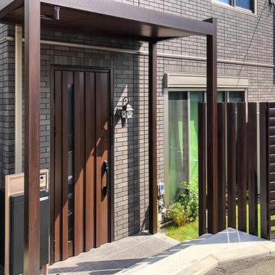 【リフォーム事例:9482】雨の日も便利な玄関ひさしと目隠し枕木設置工事/横浜市 【リフォーム事例:9482】雨の日も便利な玄関ひさしと目隠し枕木設置工事/横浜市