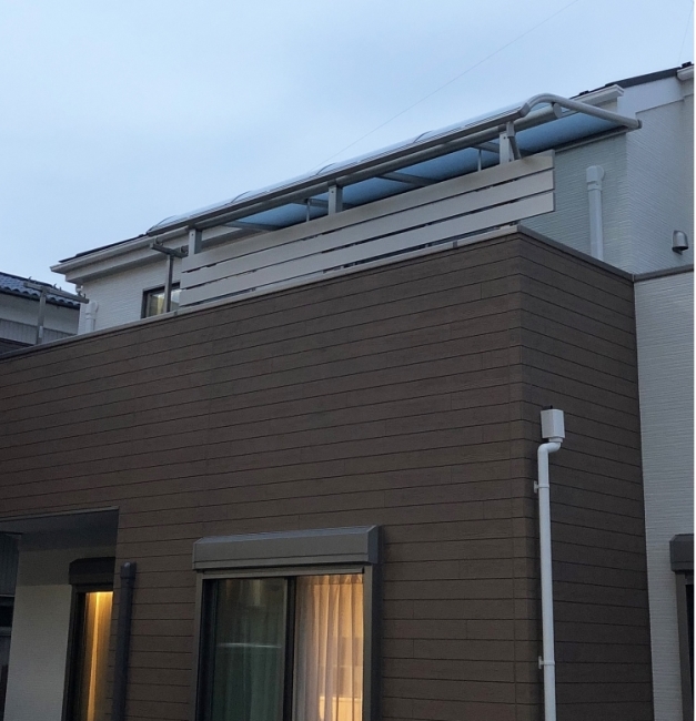 ベランダに屋根と物干し 目隠しを取付けました エクステリア 外構工事 横浜市金沢区 神奈川県横浜市のエクステリア 窓リフォームのお店 ワイドアルミ