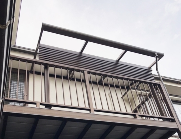 バルコニー ベランダ に屋根と目隠しフェンスをを取付工事しました ベランダ バルコニー テラス 屋根 エクステリア 外構 工事 リフォーム 横浜市 神奈川県横浜市のエクステリア 窓リフォームのお店 ワイドアルミ