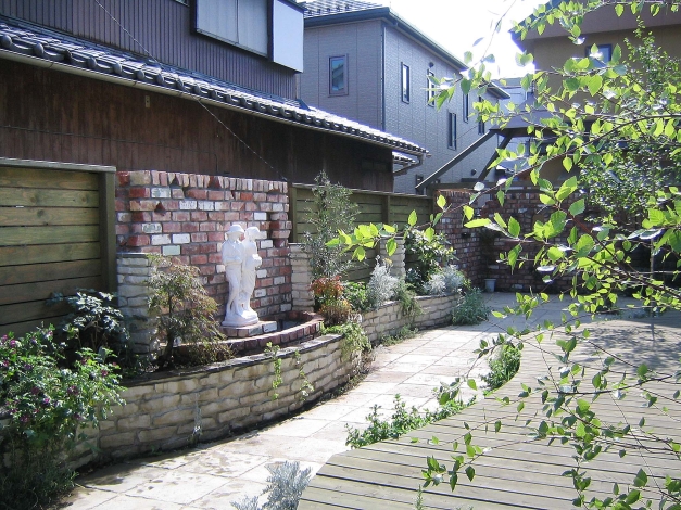 リビングから見える趣きのある空間 そして庭から大好きな家を眺める 神奈川県横浜市 ガーデンスペースデザイン