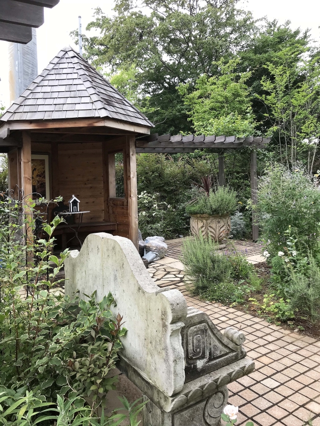 石のベンチと欧風ガゼボが表情をつくる 神奈川県横浜市 ガーデンスペースデザイン